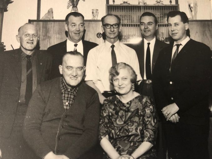 Køge Frimærkeklubs bestyrelse 19. april 1969.
Stående fra venstre: Viggo Hansen, Jørgen Nielsen, P.T. Eriksen, Svend Lund og formand Jens Gerhard Svendsen
Siddende fra venstre: Niels Nielsson og Anneliese Møller.